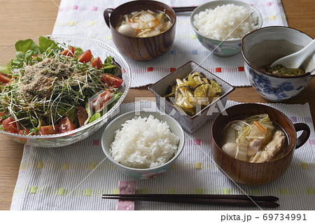 野菜中心のヘルシーな食事 69734991