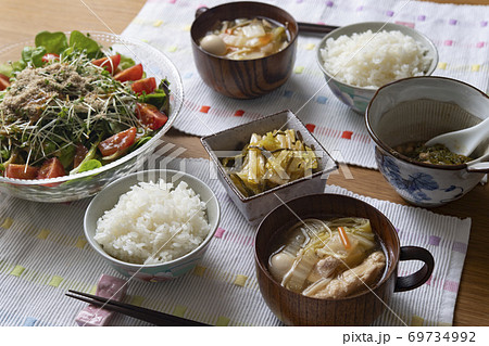 野菜中心のヘルシーな食事 69734992