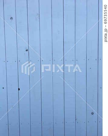 青く塗装した木の板の壁 69735540