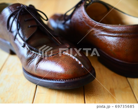 ディスプレイされたレザーシューズ　Patine レザークラフト　革　染色　革染め　レザーシューズ 69735685