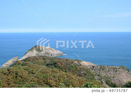 日向岬の馬ケ背と飛島 日向岬の馬ケ背と飛島 69735787