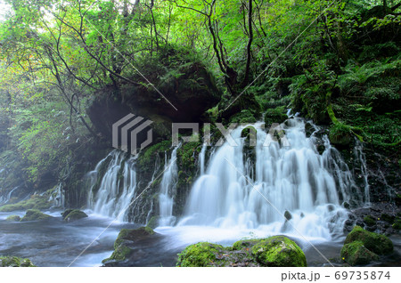 爽快な朝の元滝伏流水　秋田県 69735874