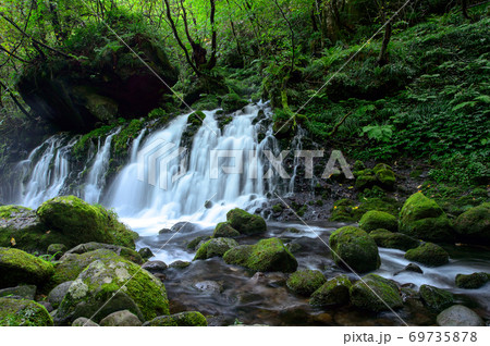 爽快な朝の元滝伏流水　秋田県 69735878