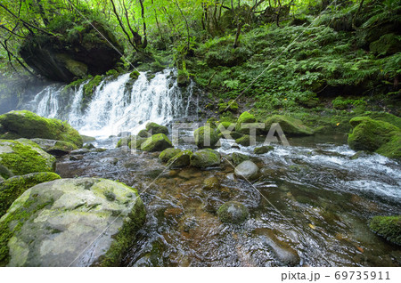 爽快な朝の元滝伏流水　秋田県 69735911