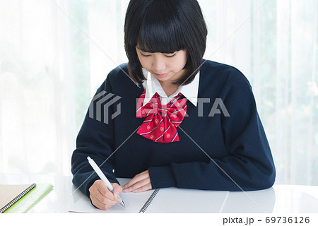 自宅学習をする女子中学生 自宅学習をする女子中学生 69736126