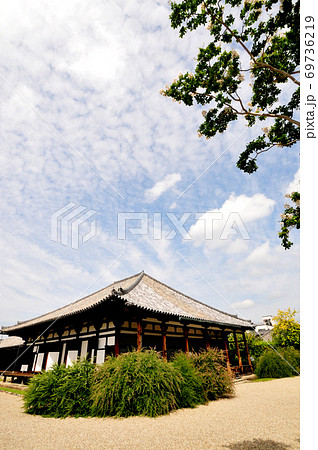 サルスベリとハギの咲く元興寺　本堂 69736219