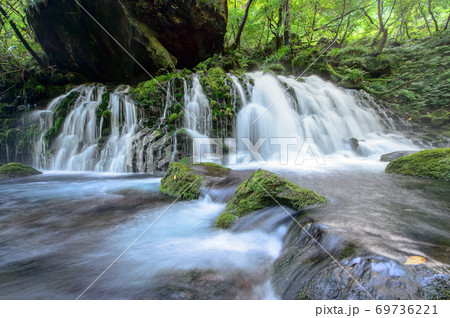 清々しい朝の元滝伏流水　秋田県 69736221