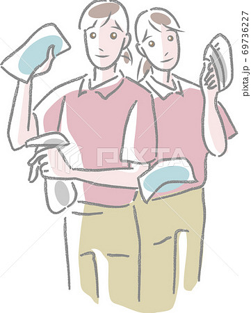 クロス、スプレー、ブラシを持つ2人の清掃スタッフ 69736227