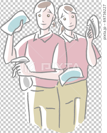 クロス、スプレー、ブラシを持つ2人の清掃スタッフ 69736227