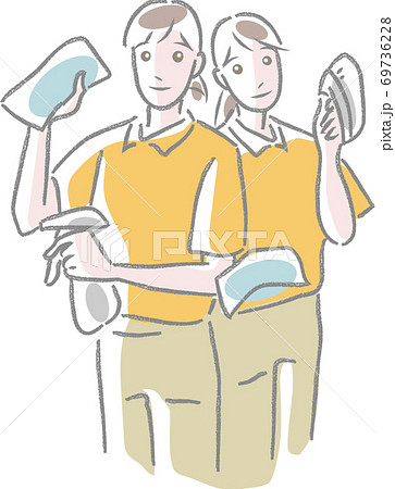 クロス、スプレー、ブラシを持つ2人の清掃スタッフ 69736228