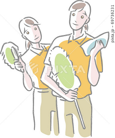 クロス、ハンディモップを持つ2人の清掃スタッフ 69736231