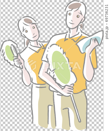 クロス、ハンディモップを持つ2人の清掃スタッフ 69736231