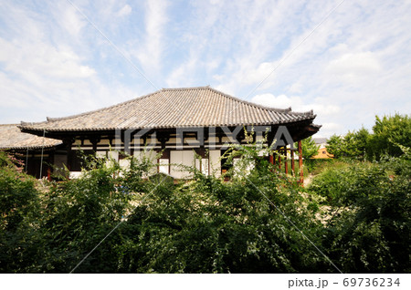 ハギの花が咲く元興寺　本堂 69736234