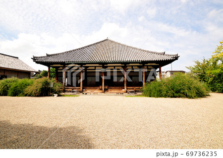 ハギの花が咲く元興寺 本堂 ハギの花が咲く元興寺 本堂 69736235