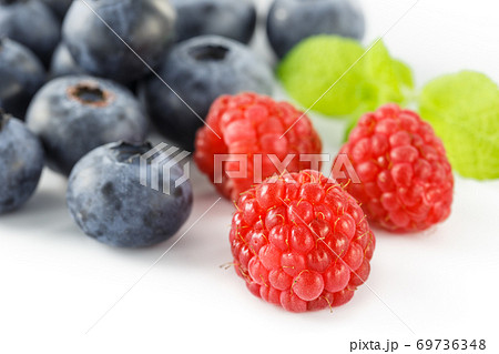 ラズベリーとブルーベリー 69736348