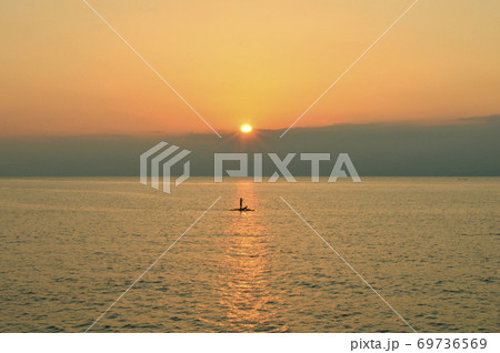 夕日の水平線とSUP 69736569