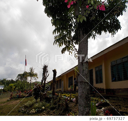 フィリピンのミンダナオ島にある小学校の校舎の風景 69737327