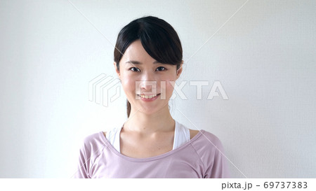 トレーニングウェアを着た女性 69737383