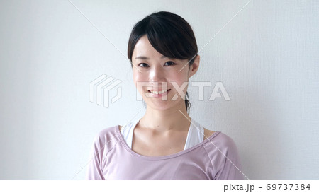 トレーニングウェアを着た女性 69737384