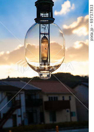 イカ釣り船のランプと夕暮れが迫る空の風景です。イカなどの海産物商品の背景にどうぞ。島根県 69737833