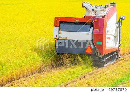 コンバインによる稲刈り　【長野県】 69737879
