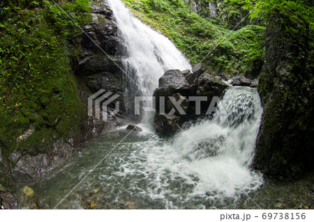水量豊富な石沢大滝　秋田県 69738156
