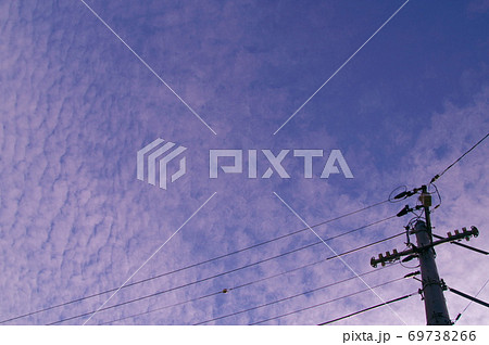夕景 電柱といわし雲 青い空 白い雲 夕景 電柱といわし雲 青い空 白い雲 69738266