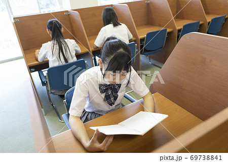 図書室で勉強する女子高生 69738841