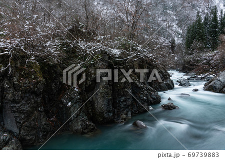 雪がうっすら積もった中津川渓谷 69739883