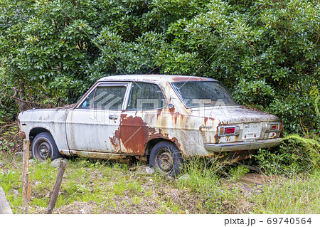 朽ち果てていく廃車 69740564