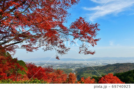 京都西山より京都市内を望む秋の風景 69740925