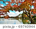 京都大覚寺の大沢の池と紅葉のモミジ 69740944