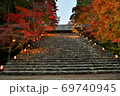 ライトアップの京都高尾の神護寺石の階段 69740945