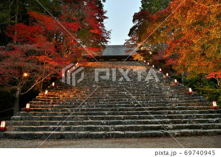 ライトアップの京都高尾の神護寺石の階段 ライトアップの京都高尾の神護寺石の階段 69740945