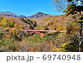 紅葉の中の八ケ岳と高原大橋 69740948
