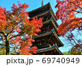京都仁和寺五重塔と紅葉 69740949