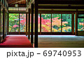 京都のお寺にある紅葉のお庭を建物の中から見た風景 69740953