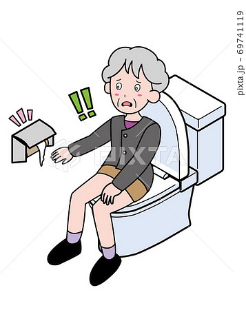 トイレットペーパーがなく焦っているおばあさん 69741119