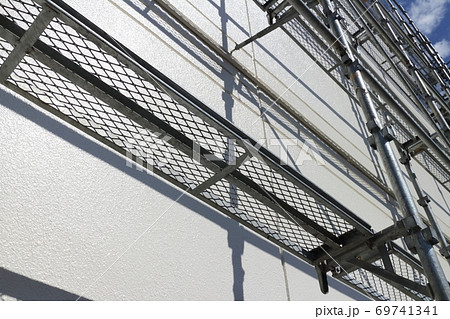 外装メンテナンスのための足場組み(くさび緊結式足場(ビケ足場)) 外装メンテナンスのための足場組み(くさび緊結式足場(ビケ足場)) 69741341