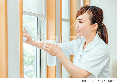 窓拭きをする看護師 69741887