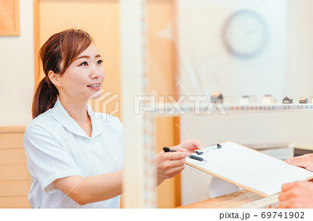 受付パーテーションと医療スタッフ 69741902