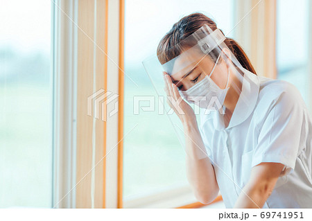 体調不良の看護師 69741951