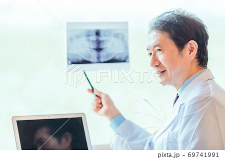 レントゲン写真と医師 69741991