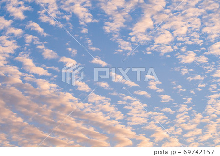 オレンジ色に染まった鱗雲 オレンジ色に染まった鱗雲 69742157