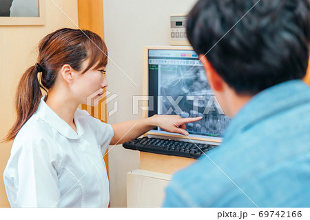 歯科衛生士と男性患者 69742166