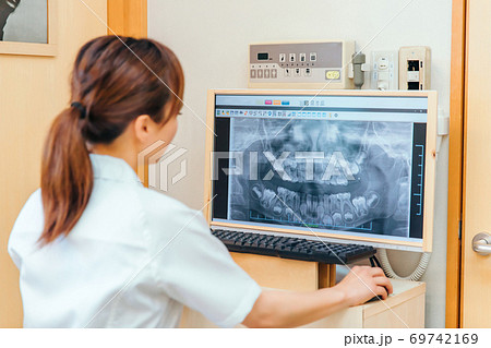 歯科衛生士と歯のレントゲン写真 69742169