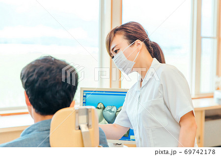歯科衛生士と男性患者の写真素材