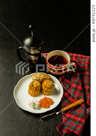 イギリスのスコーン Scottish scones with tea, jam and cream イギリスのスコーン Scottish scones with tea, jam and cream 69742225