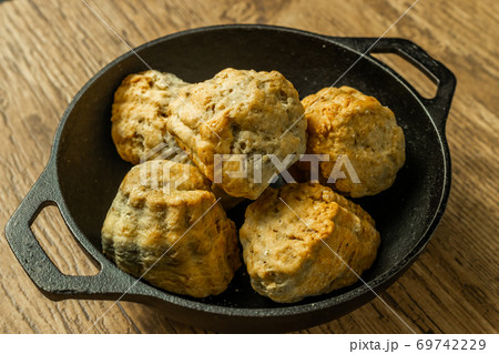 イギリスのスコーン Scottish scones with tea, jam and cream イギリスのスコーン Scottish scones with tea, jam and cream 69742229