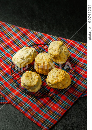 イギリスのスコーン Scottish scones with tea, jam and cream イギリスのスコーン Scottish scones with tea, jam and cream 69742234